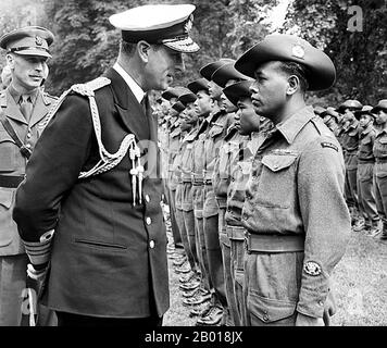 Malaysia: Indien: Lord Louis Mountbatten besucht malaiisches Kontingent, Kensington Gardens, London, England, Großbritannien, 1946. Lord Louis Mountbatten inspiziert malaiische Truppen in Kensington Gardens, London. Die Männer waren in London, um an der Victory Parade teilzunehmen, die am 8. Juni stattfand. Admiral der Flotte Louis Francis Albert Victor Nichola George Mountbatten, 1. Earl Mountbatten of Burma, KG, GCB, OM, GCSI, GCIE, GCVO, DSO, PC, FRS (né Prince Louis of Battenberg; 25. Juni 1900 – 27. August 1979), war ein britischer Staatsmann und Marineoffizier und ein Onkel von Prinz Philip, Herzog von Edinburgh. Stockfoto