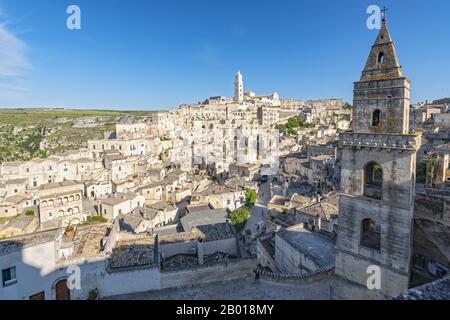 Blick auf die Altstadt und das historische Zentrum von Sassi, auf Felsen auf dem Hügel, Matera, Basilikata, Italien. Stockfoto