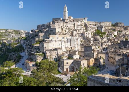 Blick auf die Altstadt und das historische Zentrum von Sassi, auf Felsen auf dem Hügel, Matera, Basilikata, Italien. Stockfoto