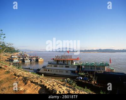 Thailand: Chinesische Boote auf dem Mekong-Fluss in Chiang Saen, Provinz Chiang Rai, Nordthailand. Die historische Stadt Chiang Saen, am Westufer des Mekong-Flusses gegenüber von Laos gelegen, stammt aus dem 12.. Jahrhundert. Es war ein wichtiger Teil des Lanna-Königreichs von König Mangrai, das ursprünglich seine erste Hauptstadt war.das Goldene Dreieck bezeichnet den Zusammenfluss des Ruak-Flusses und des Mekong-Flusses; die Kreuzung von Thailand, Laos und Myanmar. Der Mekong ist der 10. längste Fluss der Welt und der 7. längste in Asien. Seine geschätzte Länge beträgt 4.909 km (3.050 mi). Stockfoto