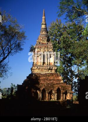 Thailand: Chedi aus dem 14. Jahrhundert, Wat Pa Sak, Chiang Saen, Provinz Chiang Rai, Nordthailand. Die historische Stadt Chiang Saen, am Westufer des Mekong-Flusses gegenüber von Laos gelegen, stammt aus dem 12. Jahrhundert. Es war ein wichtiger Teil von König Mangrais Lanna Königreich, ursprünglich seine erste Hauptstadt. Stockfoto