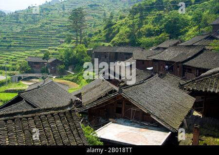 China: Datang, ein Dorf in Miao südöstlich von Kaili, Provinz Guizhou. Die Miao sind eine sprachlich und kulturell verwandte Gruppe von Menschen, die von der Regierung der Volksrepublik China als eine der 55 offiziellen Minderheitengruppen anerkannt wird. Miao ist ein chinesischer Begriff und spiegelt nicht die Selbstbezeichnungen der Teilgruppen wider, zu denen (mit einigen Schreibvarianten) Hmong, Hmu, A Hmao und Kho (Qho) Xiong gehören. Die Miao leben hauptsächlich in Südchina, in den Provinzen Guizhou, Hunan, Yunnan, Sichuan, Guangxi, Hainan, Guangdong und Hubei. Stockfoto