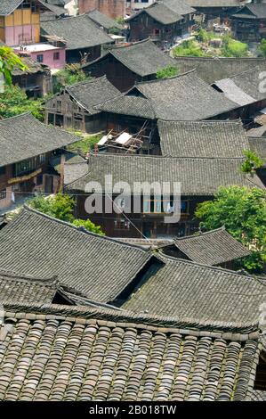 China: Datang, ein Dorf in Miao südöstlich von Kaili, Provinz Guizhou. Die Miao sind eine sprachlich und kulturell verwandte Gruppe von Menschen, die von der Regierung der Volksrepublik China als eine der 55 offiziellen Minderheitengruppen anerkannt wird. Miao ist ein chinesischer Begriff und spiegelt nicht die Selbstbezeichnungen der Teilgruppen wider, zu denen (mit einigen Schreibvarianten) Hmong, Hmu, A Hmao und Kho (Qho) Xiong gehören. Die Miao leben hauptsächlich in Südchina, in den Provinzen Guizhou, Hunan, Yunnan, Sichuan, Guangxi, Hainan, Guangdong und Hubei. Stockfoto