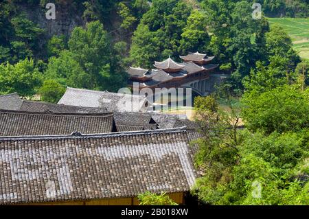 China: Das Dorf Langde Shang in Miao mit seiner aufwendigen überdachten Brücke südöstlich von Kaili, Provinz Guizhou. Die Miao sind eine sprachlich und kulturell verwandte Gruppe von Menschen, die von der Regierung der Volksrepublik China als eine der 55 offiziellen Minderheitengruppen anerkannt wird. Miao ist ein chinesischer Begriff und spiegelt nicht die Selbstbezeichnungen der Teilgruppen wider, zu denen (mit einigen Schreibvarianten) Hmong, Hmu, A Hmao und Kho/Qho Xiong gehören. Die Miao leben hauptsächlich in Südchina, in den Provinzen Guizhou, Hunan, Yunnan, Sichuan, Guangxi, Hainan, Guangdong und Hubei Stockfoto