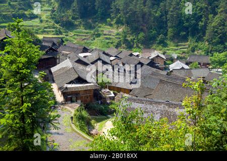 China: Das Dorf Langde Shang in Miao, südöstlich von Kaili, Provinz Guizhou. Die Miao sind eine sprachlich und kulturell verwandte Gruppe von Menschen, die von der Regierung der Volksrepublik China als eine der 55 offiziellen Minderheitengruppen anerkannt wird. Miao ist ein chinesischer Begriff und spiegelt nicht die Selbstbezeichnungen der Teilgruppen wider, zu denen (mit einigen Schreibvarianten) Hmong, Hmu, A Hmao und Kho/Qho Xiong gehören. Die Miao leben hauptsächlich in Südchina, in den Provinzen Guizhou, Hunan, Yunnan, Sichuan, Guangxi, Hainan, Guangdong und Hubei. Stockfoto