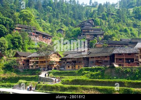 China: Das Dorf Langde Shang in Miao, südöstlich von Kaili, Provinz Guizhou. Die Miao sind eine sprachlich und kulturell verwandte Gruppe von Menschen, die von der Regierung der Volksrepublik China als eine der 55 offiziellen Minderheitengruppen anerkannt wird. Miao ist ein chinesischer Begriff und spiegelt nicht die Selbstbezeichnungen der Teilgruppen wider, zu denen (mit einigen Schreibvarianten) Hmong, Hmu, A Hmao und Kho (Qho) Xiong gehören. Die Miao leben hauptsächlich in Südchina, in den Provinzen Guizhou, Hunan, Yunnan, Sichuan, Guangxi, Hainan, Guangdong und Hubei. Stockfoto