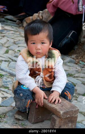 China: Junger Miao-Junge im Dorf Langde Shang, südöstlich von Kaili, Provinz Guizhou. Die Miao sind eine sprachlich und kulturell verwandte Gruppe von Menschen, die von der Regierung der Volksrepublik China als eine der 55 offiziellen Minderheitengruppen anerkannt wird. Miao ist ein chinesischer Begriff und spiegelt nicht die Selbstbezeichnungen der Teilgruppen wider, zu denen (mit einigen Schreibvarianten) Hmong, Hmu, A Hmao und Kho (Qho) Xiong gehören. Die Miao leben hauptsächlich in Südchina, in den Provinzen Guizhou, Hunan, Yunnan, Sichuan, Guangxi, Hainan, Guangdong und Hubei. Stockfoto