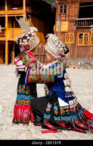 China: Mutter und Kind von Miao im Dorf Langde Shang, südöstlich von Kaili, Provinz Guizhou. Die Miao sind eine sprachlich und kulturell verwandte Gruppe von Menschen, die von der Regierung der Volksrepublik China als eine der 55 offiziellen Minderheitengruppen anerkannt wird. Miao ist ein chinesischer Begriff und spiegelt nicht die Selbstbezeichnungen der Teilgruppen wider, zu denen (mit einigen Schreibvarianten) Hmong, Hmu, A Hmao und Kho (Qho) Xiong gehören. Die Miao leben hauptsächlich in Südchina, in den Provinzen Guizhou, Hunan, Yunnan, Sichuan, Guangxi, Hainan, Guangdong und Hubei. Stockfoto