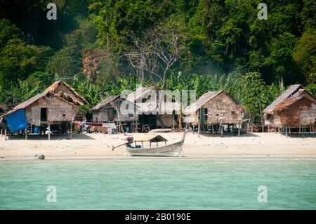 Thailand: Moken (Sea Gypsy) Village, Ko Surin Tai, Surin Islands Marine National Park. Die ‘Sea Gypsies’ oder Moken der Andamanensee, auf Thai als chao thalae oder ‘People of the Sea’ bekannt, sind in drei Gruppen unterteilt. Sie leben zwischen 4.000 und 5.000 Jahren, sie leben nur an der Küste, entweder in Hütten am Ufer oder auf Booten, die die Küstengewässer vom Mergui-Archipel in Burma bis zu den Tarutao-Inseln im Süden Thailands ausfahren. Stockfoto