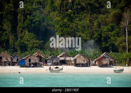 Thailand: Moken (Sea Gypsy) Village, Ko Surin Tai, Surin Islands Marine National Park. Die ‘Sea Gypsies’ oder Moken der Andamanensee, auf Thai als chao thalae oder ‘People of the Sea’ bekannt, sind in drei Gruppen unterteilt. Sie leben zwischen 4.000 und 5.000 Jahren, sie leben nur an der Küste, entweder in Hütten am Ufer oder auf Booten, die die Küstengewässer vom Mergui-Archipel in Burma bis zu den Tarutao-Inseln im Süden Thailands ausfahren. Stockfoto