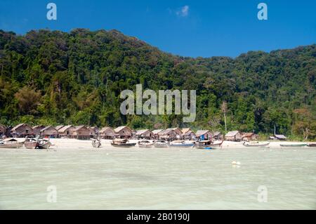 Thailand: Moken (Sea Gypsy) Village, Ko Surin Tai, Surin Islands Marine National Park. Die ‘Sea Gypsies’ oder Moken der Andamanensee, auf Thai als chao thalae oder ‘People of the Sea’ bekannt, sind in drei Gruppen unterteilt. Sie leben zwischen 4.000 und 5.000 Jahren, sie leben nur an der Küste, entweder in Hütten am Ufer oder auf Booten, die die Küstengewässer vom Mergui-Archipel in Burma bis zu den Tarutao-Inseln im Süden Thailands ausfahren. Stockfoto