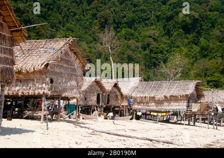 Thailand: Moken (Sea Gypsy) Village, Ko Surin Tai, Surin Islands Marine National Park. Die ‘Sea Gypsies’ oder Moken der Andamanensee, auf Thai als chao thalae oder ‘People of the Sea’ bekannt, sind in drei Gruppen unterteilt. Sie leben zwischen 4.000 und 5.000 Jahren, sie leben nur an der Küste, entweder in Hütten am Ufer oder auf Booten, die die Küstengewässer vom Mergui-Archipel in Burma bis zu den Tarutao-Inseln im Süden Thailands ausfahren. Stockfoto