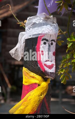 Thailand: Moken (Sea Gypsy) Totems, Moken Village, Ko Surin Tai, Surin Islands Marine National Park. Die ‘Sea Gypsies’ oder Moken der Andamanensee, auf Thai als chao thalae oder ‘People of the Sea’ bekannt, sind in drei Gruppen unterteilt. Sie leben zwischen 4.000 und 5.000 Jahren, sie leben nur an der Küste, entweder in Hütten am Ufer oder auf Booten, die die Küstengewässer vom Mergui-Archipel in Burma bis zu den Tarutao-Inseln im Süden Thailands ausfahren. Stockfoto