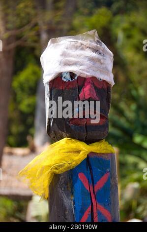 Thailand: Moken (Sea Gypsy) Totems, Moken Village, Ko Surin Tai, Surin Islands Marine National Park. Die ‘Sea Gypsies’ oder Moken der Andamanensee, auf Thai als chao thalae oder ‘People of the Sea’ bekannt, sind in drei Gruppen unterteilt. Sie leben zwischen 4.000 und 5.000 Jahren, sie leben nur an der Küste, entweder in Hütten am Ufer oder auf Booten, die die Küstengewässer vom Mergui-Archipel in Burma bis zu den Tarutao-Inseln im Süden Thailands ausfahren. Stockfoto