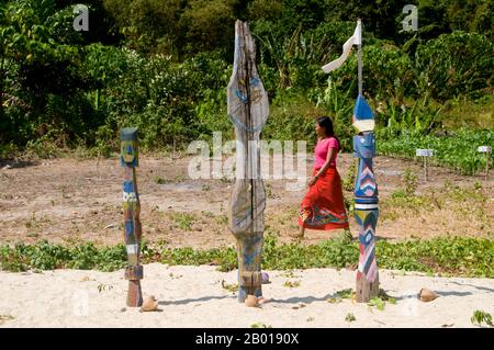 Thailand: Moken (Sea Gypsy) Totems, Moken Village, Ko Surin Tai, Surin Islands Marine National Park die ‘Sea Gypsies’ oder Moken der Andamanensee, auf Thai als chao thalae oder ‘People of the Sea’ bekannt, sind in drei Gruppen unterteilt. Sie leben zwischen 4.000 und 5.000 Jahren, sie leben nur an der Küste, entweder in Hütten am Ufer oder auf Booten, die die Küstengewässer vom Mergui-Archipel in Burma bis zu den Tarutao-Inseln im Süden Thailands ausfahren. Stockfoto