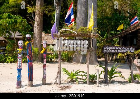 Thailand: Moken (Sea Gypsy) Totems, Moken Village, Ko Surin Tai, Surin Islands Marine National Park die ‘Sea Gypsies’ oder Moken der Andamanensee, auf Thai als chao thalae oder ‘People of the Sea’ bekannt, sind in drei Gruppen unterteilt. Sie leben zwischen 4.000 und 5.000 Jahren, sie leben nur an der Küste, entweder in Hütten am Ufer oder auf Booten, die die Küstengewässer vom Mergui-Archipel in Burma bis zu den Tarutao-Inseln im Süden Thailands ausfahren. Stockfoto