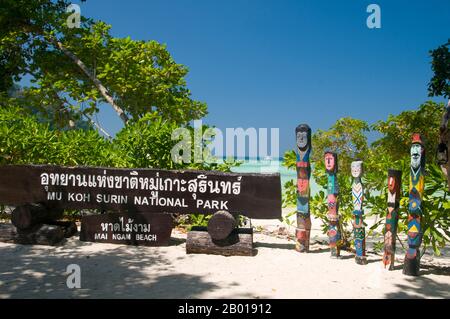 Thailand: Moken (Sea Gipsy) Totems, Ko Surin Nua, Mae Ngam Beach, Surin Islands Marine National Park. Die ‘Sea Gypsies’ oder Moken der Andamanensee, auf Thai als chao thalae oder ‘People of the Sea’ bekannt, sind in drei Gruppen unterteilt. Sie leben zwischen 4.000 und 5.000 Jahren, sie leben nur an der Küste, entweder in Hütten am Ufer oder auf Booten, die die Küstengewässer vom Mergui-Archipel in Burma bis zu den Tarutao-Inseln im Süden Thailands ausfahren. Stockfoto