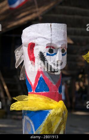 Thailand: Moken (Sea Gypsy) Totems, Moken Village, Ko Surin Tai, Surin Islands Marine National Park. Die ‘Sea Gypsies’ oder Moken der Andamanensee, auf Thai als chao thalae oder ‘People of the Sea’ bekannt, sind in drei Gruppen unterteilt. Sie leben zwischen 4.000 und 5.000 Jahren, sie leben nur an der Küste, entweder in Hütten am Ufer oder auf Booten, die die Küstengewässer vom Mergui-Archipel in Burma bis zu den Tarutao-Inseln im Süden Thailands ausfahren. Stockfoto