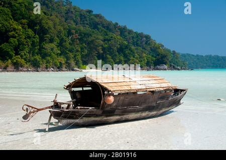 Thailand: Ein traditionelles Moken (Sea Gypsy) Boot, Moken Village, Ko Surin Tai, Surin Islands Marine National Park. Die ‘Sea Gypsies’ oder Moken der Andamanensee, auf Thai als chao thalae oder ‘People of the Sea’ bekannt, sind in drei Gruppen unterteilt. Sie leben zwischen 4.000 und 5.000 Jahren, sie leben nur an der Küste, entweder in Hütten am Ufer oder auf Booten, die die Küstengewässer vom Mergui-Archipel in Burma bis zu den Tarutao-Inseln im Süden Thailands ausfahren. Stockfoto