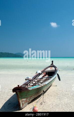 Thailand: Fischerboot, Moken (Sea Gypsy) Village, Ko Surin Tai, Surin Islands Marine National Park. Die ‘Sea Gypsies’ oder Moken der Andamanensee, auf Thai als chao thalae oder ‘People of the Sea’ bekannt, sind in drei Gruppen unterteilt. Sie leben zwischen 4.000 und 5.000 Jahren, sie leben nur an der Küste, entweder in Hütten am Ufer oder auf Booten, die die Küstengewässer vom Mergui-Archipel in Burma bis zu den Tarutao-Inseln im Süden Thailands ausfahren. Stockfoto