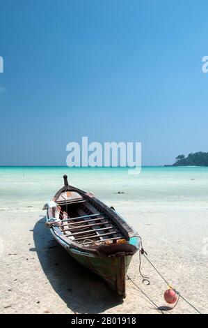 Thailand: Fischerboot, Moken (Sea Gypsy) Village, Ko Surin Tai, Surin Islands Marine National Park. Die ‘Sea Gypsies’ oder Moken der Andamanensee, auf Thai als chao thalae oder ‘People of the Sea’ bekannt, sind in drei Gruppen unterteilt. Sie leben zwischen 4.000 und 5.000 Jahren, sie leben nur an der Küste, entweder in Hütten am Ufer oder auf Booten, die die Küstengewässer vom Mergui-Archipel in Burma bis zu den Tarutao-Inseln im Süden Thailands ausfahren. Stockfoto