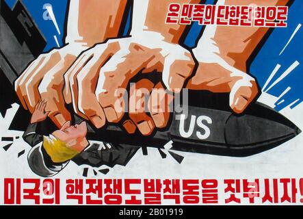 Korea: Nordkoreanisches (DVRK) Propagandaplakat zeigt mächtige Hände, die eine militaristische USA, c.. 1950s. Sozialistischer Realismus ist ein Stil realistischer Kunst, der sich unter dem Sozialismus in der Sowjetunion entwickelte und in anderen kommunistischen Ländern zu einem dominanten Stil wurde. Der sozialistische Realismus ist ein teleologisch orientierter Stil, der die Förderung der Ziele des Sozialismus und Kommunismus zum Ziel hat. Obwohl verwandt, sollte sie nicht mit dem sozialen Realismus verwechselt werden, einer Art Kunst, die Themen sozialer Belang realistisch darstellt. Stockfoto