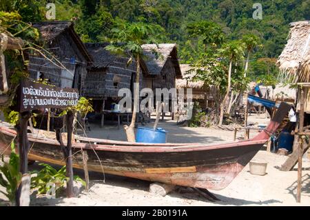 Thailand: Moken (Sea Gypsy) Village, Ko Surin Tai, Surin Islands Marine National Park. Die ‘Sea Gypsies’ oder Moken der Andamanensee, auf Thai als chao thalae oder ‘People of the Sea’ bekannt, sind in drei Gruppen unterteilt. Sie leben zwischen 4.000 und 5.000 Jahren, sie leben nur an der Küste, entweder in Hütten am Ufer oder auf Booten, die die Küstengewässer vom Mergui-Archipel in Burma bis zu den Tarutao-Inseln im Süden Thailands ausfahren. Stockfoto