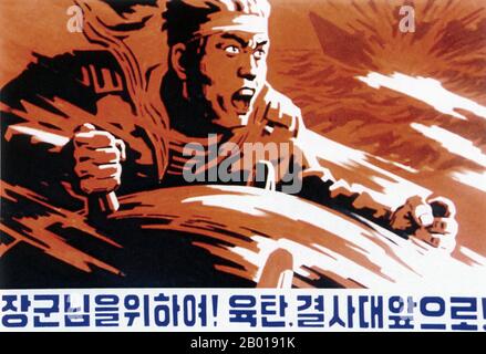 Korea: Nordkoreanisches (DVRK) Propagandaplakat, das die nordkoreanischen Streitkräfte verherrlicht - "für den General! Selbstmordkommando, vorwärts!', c. 1950s. Sozialistischer Realismus ist ein Stil realistischer Kunst, der sich unter dem Sozialismus in der Sowjetunion entwickelte und in anderen kommunistischen Ländern zu einem dominanten Stil wurde. Der sozialistische Realismus ist ein teleologisch orientierter Stil, der die Förderung der Ziele des Sozialismus und Kommunismus zum Ziel hat. Obwohl verwandt, sollte sie nicht mit dem sozialen Realismus verwechselt werden, einer Art Kunst, die Themen sozialer Belang realistisch darstellt. Stockfoto