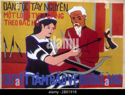 Vietnam: Revolutionäres Propagandaplakat, das vietnamesische Patrioten zeigt, die sich auf die Verteidigung der Heimat vorbereiten, erster Indochina-Krieg, c. 1952 Sozialistischer Realismus ist ein Stil realistischer Kunst, der sich unter dem Sozialismus in der Sowjetunion entwickelte und in anderen kommunistischen Ländern zu einem dominanten Stil wurde. Der sozialistische Realismus ist ein teleologisch orientierter Stil, der die Förderung der Ziele des Sozialismus und Kommunismus zum Ziel hat. Obwohl verwandt, sollte sie nicht mit dem sozialen Realismus verwechselt werden, einer Art Kunst, die Themen sozialer Belang realistisch darstellt. Stockfoto