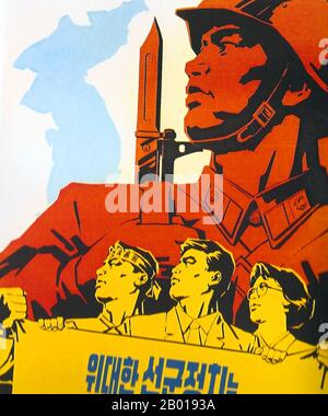 Korea: Nordkoreanisches (DVRK) Propagandaplakat, das die nordkoreanischen Streitkräfte verherrlicht, c. 1950s. Sozialistischer Realismus ist ein Stil realistischer Kunst, der sich unter dem Sozialismus in der Sowjetunion entwickelte und in anderen kommunistischen Ländern zu einem dominanten Stil wurde. Der sozialistische Realismus ist ein teleologisch orientierter Stil, der die Förderung der Ziele des Sozialismus und Kommunismus zum Ziel hat. Obwohl verwandt, sollte sie nicht mit dem sozialen Realismus verwechselt werden, einer Art Kunst, die Themen sozialer Belang realistisch darstellt. Der sozialistische Realismus verherrlicht im Allgemeinen die Ideologie des kommunistischen Staates. Stockfoto