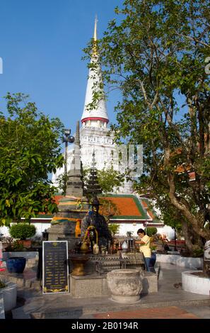 Thailand: Der Hauptchedi, Wat Phra Mahathat, Nakhon Si Thammarat. Wat Phra Mahathat Woramahawihan, allgemein abgekürzt zu Wat Mahathat, oder ‘Tempel des Großen Chedi’, ist der am meisten verehrte und wichtigste Tempel in Nakhon Si Thammarat und in der Tat im Süden Thailands. Es gilt als zur Zeit der Stadtgründung erbaut und soll eine Zahnreliquie des Buddha enthalten. Die südthailändische Überlieferung berichtet, dass die Gründer des Tempels Prinz Thanakuman und seine Königin Hemchala waren, die Buddha-Reliquien zu hat Sai Kaeo brachten und eine kleine Pagode zur Kennzeichnung des Ortes bauten. Stockfoto