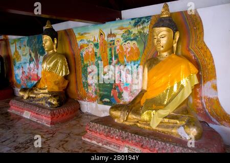 Thailand: Buddhas im äußeren Kreuzgang, Wat Phra Mahathat, Nakhon Sri Thammarat. Wat Phra Mahathat Woramahawihan, allgemein abgekürzt zu Wat Mahathat, oder ‘Tempel des Großen Chedi’, ist der am meisten verehrte und wichtigste Tempel in Nakhon Si Thammarat und in der Tat im Süden Thailands. Es gilt als zur Zeit der Stadtgründung erbaut und soll eine Zahnreliquie des Buddha enthalten. Die südthailändische Überlieferung berichtet, dass die Gründer des Tempels Prinz Thanakuman und seine Königin Hemchala waren, die Buddha-Reliquien zu hat Sai Kaeo brachten und eine kleine Pagode bauten. Stockfoto