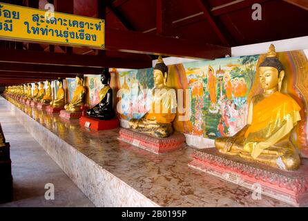 Thailand: Buddhas im äußeren Kreuzgang, Wat Phra Mahathat, Nakhon Sri Thammarat. Wat Phra Mahathat Woramahawihan, allgemein abgekürzt zu Wat Mahathat, oder ‘Tempel des Großen Chedi’, ist der am meisten verehrte und wichtigste Tempel in Nakhon Si Thammarat und in der Tat im Süden Thailands. Es gilt als zur Zeit der Stadtgründung erbaut und soll eine Zahnreliquie des Buddha enthalten. Die südthailändische Überlieferung berichtet, dass die Gründer des Tempels Prinz Thanakuman und seine Königin Hemchala waren, die Buddha-Reliquien zu hat Sai Kaeo brachten und eine kleine Pagode bauten. Stockfoto