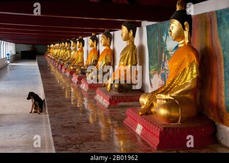 Thailand: Buddhas im äußeren Kreuzgang, Wat Phra Mahathat, Nakhon Si Thammarat. Wat Phra Mahathat Woramahawihan, allgemein abgekürzt zu Wat Mahathat, oder ‘Tempel des Großen Chedi’, ist der am meisten verehrte und wichtigste Tempel in Nakhon Si Thammarat und in der Tat im Süden Thailands. Es gilt als zur Zeit der Stadtgründung erbaut und soll eine Zahnreliquie des Buddha enthalten. Die südthailändische Überlieferung berichtet, dass die Gründer des Tempels Prinz Thanakuman und seine Königin Hemchala waren, die Buddha-Reliquien zu hat Sai Kaeo brachten und eine kleine Pagode bauten. Stockfoto