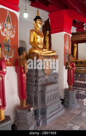 Thailand: Buddhas in Kreuzgängen um den Hauptchedi, Wat Phra Mahathat, Nakhon Si Thammarat. Wat Phra Mahathat Woramahawihan, allgemein abgekürzt zu Wat Mahathat, oder ‘Tempel des Großen Chedi’, ist der am meisten verehrte und wichtigste Tempel in Nakhon Si Thammarat und in der Tat im Süden Thailands. Es gilt als zur Zeit der Stadtgründung erbaut und soll eine Zahnreliquie des Buddha enthalten. Die südthailändische Überlieferung berichtet, dass die Gründer des Tempels Prinz Thanakuman und seine Königin Hemchala waren, die Buddha-Reliquien zu hat Sai Kaeo brachten und eine kleine Pagode bauten Stockfoto