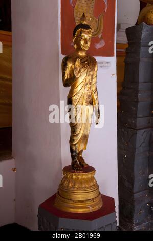 Thailand: Buddhas in Kreuzgängen um den Hauptchedi, Wat Phra Mahathat, Nakhon Si Thammarat. Wat Phra Mahathat Woramahawihan, allgemein abgekürzt zu Wat Mahathat, oder ‘Tempel des Großen Chedi’, ist der am meisten verehrte und wichtigste Tempel in Nakhon Si Thammarat und in der Tat im Süden Thailands. Es gilt als zur Zeit der Stadtgründung erbaut und soll eine Zahnreliquie des Buddha enthalten. Die südthailändische Überlieferung berichtet, dass die Gründer des Tempels Prinz Thanakuman und seine Königin Hemchala waren, die Buddha-Reliquien zu hat Sai Kaeo brachten und eine kleine Pagode bauten Stockfoto