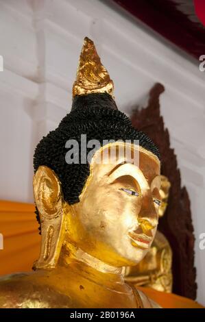 Thailand: Buddhas in Kreuzgängen um den Hauptchedi, Wat Phra Mahathat, Nakhon Si Thammarat. Wat Phra Mahathat Woramahawihan, allgemein abgekürzt zu Wat Mahathat, oder ‘Tempel des Großen Chedi’, ist der am meisten verehrte und wichtigste Tempel in Nakhon Si Thammarat und in der Tat im Süden Thailands. Es gilt als zur Zeit der Stadtgründung erbaut und soll eine Zahnreliquie des Buddha enthalten. Die südthailändische Überlieferung berichtet, dass die Gründer des Tempels Prinz Thanakuman und seine Königin Hemchala waren, die Buddha-Reliquien zu hat Sai Kaeo brachten und eine kleine Pagode bauten Stockfoto