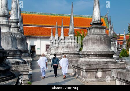 Thailand: Buddhistische Nonnen in der Nähe der kleineren Chedis, die den Hauptchedi, Wat Phra Mahathat, Nakhon Si Thammarat, umgeben. Wat Phra Mahathat Woramahawihan, allgemein abgekürzt zu Wat Mahathat, oder ‘Tempel des Großen Chedi’, ist der am meisten verehrte und wichtigste Tempel in Nakhon Si Thammarat und in der Tat im Süden Thailands. Es gilt als zur Zeit der Stadtgründung erbaut und soll eine Zahnreliquie des Buddha enthalten. Die südthailändische Überlieferung berichtet, dass die Gründer des Tempels Prinz Thanakuman und seine Königin Hemchala waren, die Buddha-Reliquien zu hat Sai Kaeo brachten. Stockfoto