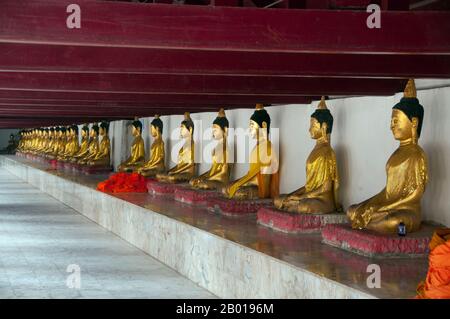 Thailand: Buddhas im äußeren Kreuzgang, Wat Phra Mahathat, Nakhon Si Thammarat. Wat Phra Mahathat Woramahawihan, allgemein abgekürzt zu Wat Mahathat, oder ‘Tempel des Großen Chedi’, ist der am meisten verehrte und wichtigste Tempel in Nakhon Si Thammarat und in der Tat im Süden Thailands. Es gilt als zur Zeit der Stadtgründung erbaut und soll eine Zahnreliquie des Buddha enthalten. Die südthailändische Überlieferung berichtet, dass die Gründer des Tempels Prinz Thanakuman und seine Königin Hemchala waren, die Buddha-Reliquien zu hat Sai Kaeo brachten und eine kleine Pagode bauten. Stockfoto