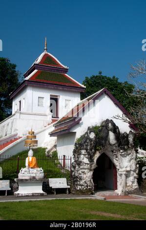 Thailand: Buddha-Fußabdruck-Schrein, Wat Phra Mahathat, Nakhon Si Thammarat. Wat Phra Mahathat Woramahawihan, allgemein abgekürzt zu Wat Mahathat, oder ‘Tempel des Großen Chedi’, ist der am meisten verehrte und wichtigste Tempel in Nakhon Si Thammarat und in der Tat im Süden Thailands. Es gilt als zur Zeit der Stadtgründung erbaut und soll eine Zahnreliquie des Buddha enthalten. Die südthailändische Überlieferung berichtet, dass die Gründer des Tempels Prinz Thanakuman und seine Königin Hemchala waren, die Buddha-Reliquien zu hat Sai Kaeo brachten und eine kleine Pagode bauten. Stockfoto