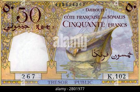 Dschibuti: Eine Banknote von 50 Franken für die Côte Française des Somalis (Französische Somali-Küste), die 1952, 25 Jahre vor der Unabhängigkeit, ausgegeben wurde (Vorderseite). Die Vorderseite zeigt eine Dhow im Indischen Ozean, umgeben von Arabesken mit 'Fifty Francs' in Arabisch und Französisch. Links ist der Name 'Dschibuti' in arabischen und äthiopischen Schriften für die somalischen Issa und äthiopischen Afar-Bewohner abgedruckt. Dschibuti ist ein winziges Land an der Ostküste Afrikas, das an Somalia, Äthiopien und Eritrea grenzt. Es liegt gegenüber dem Golf von Aden im Jemen, und zusammen bilden sie das Tor zum Roten Meer. Stockfoto