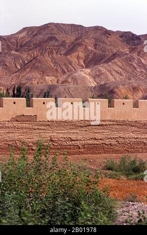 China: Die überhängende Chinesische Mauer (Xuanbi Changcheng), 8 km nordwestlich der Festung Jiayuguan, markiert den westlichen Rand der Chinesischen Mauer. Die überhängende große Mauer (Xuanbi Changcheng) wurde während der Ming-Dynastie (1368-1644) errichtet. Jiayuguan, der ‘erste und größte Pass unter dem Himmel’, wurde 1372 auf Befehl von Zhu Yuanzhang, dem ersten Ming-Kaiser (1368-1398), fertiggestellt, um das Ende der Ming-Mauer zu markieren. Es waren auch die Grenzen der chinesischen Zivilisation und die Anfänge der äußeren ‘barbarischen’ Länder. Stockfoto