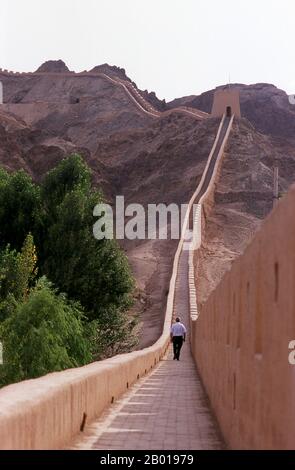 China: Die überhängende Chinesische Mauer (Xuanbi Changcheng), 8 km nordwestlich der Festung Jiayuguan, markiert den westlichen Rand der Chinesischen Mauer. Die überhängende große Mauer (Xuanbi Changcheng) wurde während der Ming-Dynastie (1368-1644) errichtet. Jiayuguan, der ‘erste und größte Pass unter dem Himmel’, wurde 1372 auf Befehl von Zhu Yuanzhang, dem ersten Ming-Kaiser (1368-1398), fertiggestellt, um das Ende der Ming-Mauer zu markieren. Es waren auch die Grenzen der chinesischen Zivilisation und die Anfänge der äußeren ‘barbarischen’ Länder. Stockfoto