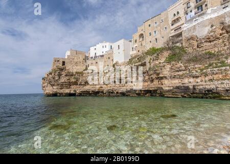 Lama Monachile Strand, das berühmteste Wahrzeichen von Polignano a Stute, Apulien, Italien. Stockfoto