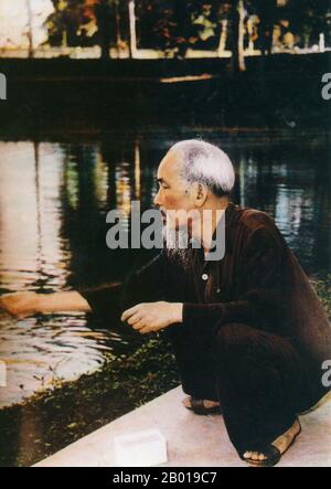 Vietnam: Präsident Ho Chi Minh (19. Mai 1890 - 3. September 1969) füttert Fische auf dem Gelände des Präsidentenpalastes, Hanoi, c.. 1960. Hồ Chí Minh, geboren als Nguyễn Sinh Cung und auch bekannt als Nguyễn Ái Quốc, war ein vietnamesischer revolutionärer Führer, der Premierminister (1946-1955) und Präsident (1945-1969) der Demokratischen Republik Vietnam (Nordvietnam) war. Er gründete die Demokratische Republik Vietnam und leitete die Viet Cong während des Vietnamkrieges bis zu seinem Tod. Stockfoto