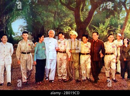 Vietnam: Präsident Ho Chi Minh (19. Mai 1890 - 3. September 1969) mit einer Gruppe südvietnamesischer Soldaten, c.. 1965. Hồ Chí Minh, geboren als Nguyễn Sinh Cung und auch bekannt als Nguyễn Ái Quốc, war ein vietnamesischer revolutionärer Führer, der Premierminister (1946-1955) und Präsident (1945-1969) der Demokratischen Republik Vietnam (Nordvietnam) war. Er gründete die Demokratische Republik Vietnam und leitete die Viet Cong während des Vietnamkrieges bis zu seinem Tod. Stockfoto