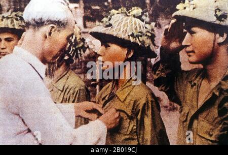 Vietnam: Präsident Ho Chi Minh (19. Mai 1890 - 3. September 1969) gab nach dem Sieg bei Dien Bien Phu, 1954, Medaillen für Tagespräsident. Hồ Chí Minh, geboren in Nguyễn Sinh Cung und auch bekannt als Nguyễn Ái Quốc, war ein vietnamesischer revolutionärer Führer, der Premierminister (1946-1955) und Präsident (1945-1969) der Demokratischen Republik Vietnam (Nordvietnam) war. Er gründete die Demokratische Republik Vietnam und leitete die Viet Cong während des Vietnamkrieges bis zu seinem Tod. Stockfoto
