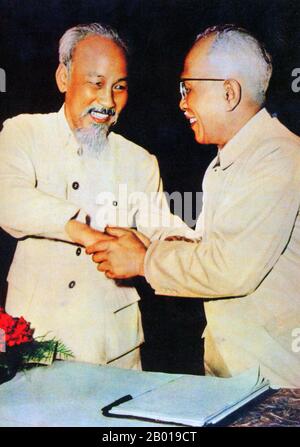 Vietnam: Präsident Ho Chi Minh (19. Mai 1890 - 3. September 1969) und Ton Duc Thang (20. August 1888 - 30. März 1980), zweiter und letzter Präsident von Nord-Vietnam, c.. 1960. Hồ Chí Minh, geboren als Nguyễn Sinh Cung und auch bekannt als Nguyễn Ái Quốc, war ein vietnamesischer revolutionärer Führer, der Premierminister (1946-1955) und Präsident (1945-1969) der Demokratischen Republik Vietnam (Nordvietnam) war. Er gründete die Demokratische Republik Vietnam und leitete die Viet Cong während des Vietnamkrieges bis zu seinem Tod. Stockfoto