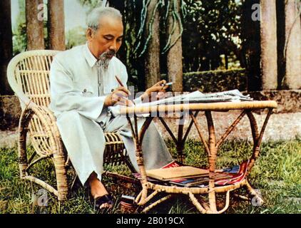 Vietnam: Präsident Ho Chi Minh (19. Mai 1890 - 3. September 1969) arbeitet im Garten des Präsidentenpalastes, 1957. Hồ Chí Minh, geboren in Nguyễn Sinh Cung und auch bekannt als Nguyễn Ái Quốc, war ein vietnamesischer revolutionärer Führer, der Premierminister (1946-1955) und Präsident (1945-1969) der Demokratischen Republik Vietnam (Nordvietnam) war. Er gründete die Demokratische Republik Vietnam und leitete die Viet Cong während des Vietnamkrieges bis zu seinem Tod. Stockfoto