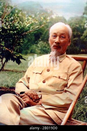 Vietnam: Präsident Ho Chi Minh (19. Mai 1890 - 3. September 1969) im Garten des Präsidentenpalastes, Hanoi, c.. 1956. Hồ Chí Minh, geboren als Nguyễn Sinh Cung und auch bekannt als Nguyễn Ái Quốc, war ein vietnamesischer revolutionärer Führer, der Premierminister (1946-1955) und Präsident (1945-1969) der Demokratischen Republik Vietnam (Nordvietnam) war. Er gründete die Demokratische Republik Vietnam und leitete die Viet Cong während des Vietnamkrieges bis zu seinem Tod. Stockfoto